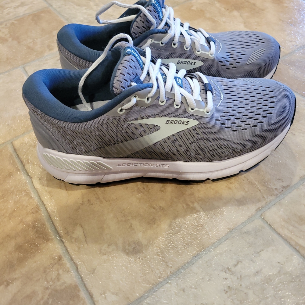 Brooks Women's Gray and White Athletic Running Shoes